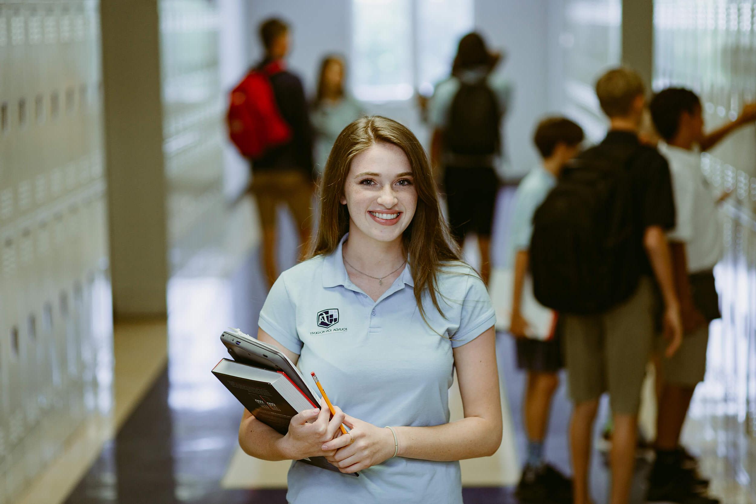 Student at <a href='http://bwh.carlatitude.com'>澳门威尼斯人网上赌场</a> Academy in school hallway